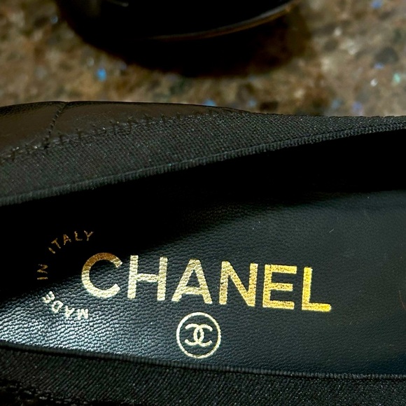 Chanel 2009 Interlocking CC Logo Pumps - Picture 3 of 10
